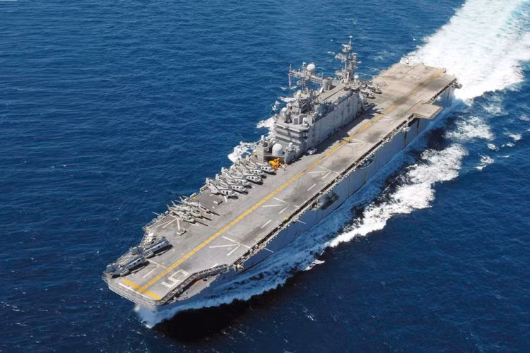 Sau khi nâng cấp, dàn vũ khí trên được thay bằng 1 hệ thống tên lửa phòng không tầm ngắn Mk 49 RAM, 2 hệ thống CIWS Phalanx, 6 pháo tự động 25 mm Mk 242 và 8 súng máy hạng nặng 12,7 mm.