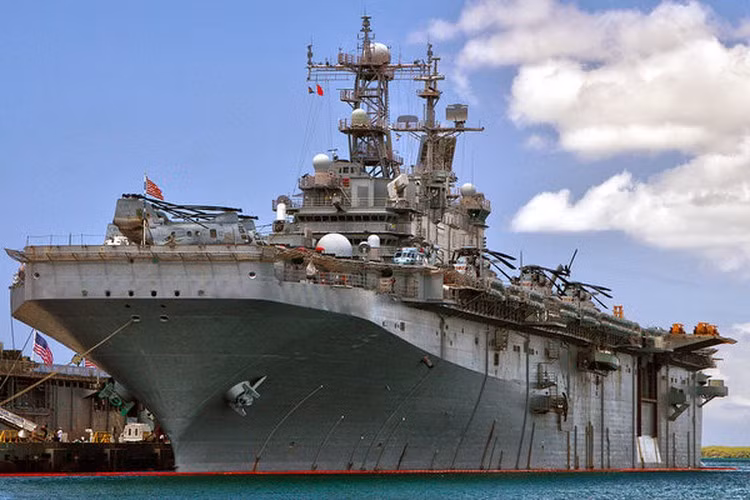 Theo đánh giá, nếu nhận quyết định "tái ngũ" thì chỉ vài tháng làm việc khẩn trương là chiếc LHD-5 USS Peleliu có thể trở lại hoạt động một cách đầy đủ.