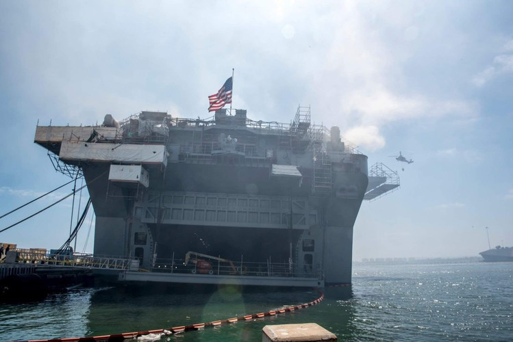 Giám đốc Sở cứu hỏa San Diego Colin Stowell cho biết, ngọn lửa có thể cháy suốt nhiều ngày và "lan tới ngang mớn nước của tàu".