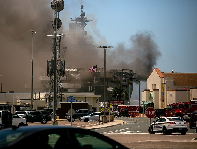 Hai khu trục hạm neo cạnh tàu đổ bộ USS Bonhomme Richard đã được di chuyển ra khu vực khác, toàn bộ các tàu trong cảng cũng được đặt trong trạng thái sẵn sàng hỗ trợ lực lượng cứu hỏa.