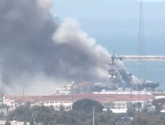 Đám cháy xảy ra trong quá trình bảo dưỡng tại quân cảng San Diego, khiến 18 thủy thủ và 4 nhà thầu dân sự bị thương, chủ yếu là do bỏng và hít phải khói.