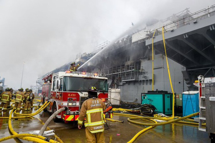 Trường hợp tương tự từng xảy với tàu ngầm tấn công USS Miami bị cháy vào tháng 5/2012 khi bảo trì tại xưởng đóng tàu ở thị trấn Kittery, bang Maine. Sau các cuộc tranh luận công khai về việc cứu con tàu, hải quân Mỹ quyết định loại biên chiến hạm Miami hai năm sau vụ hỏa hoạn vì chi phí sửa chữa quá cao.