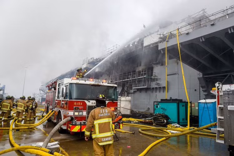 Trường hợp tương tự từng xảy với tàu ngầm tấn công USS Miami bị cháy vào tháng 5/2012 khi bảo trì tại xưởng đóng tàu ở thị trấn Kittery, bang Maine. Sau các cuộc tranh luận công khai về việc cứu con tàu, hải quân Mỹ quyết định loại biên chiến hạm Miami hai năm sau vụ hỏa hoạn vì chi phí sửa chữa quá cao.