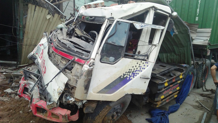 Vụ tai nạn kinh hoàng khiến xe đầu kéo container biến dạng phần đầu, tài xế kẹt cứng trong cabin. Lúc này nhiều người chạy đến hỗ trợ giải cứu đưa tài xế bất tỉnh ra ngoài và mọi người rất kinh ngạt khi tài xế không hề bị một vết thương nào, sau đó đã đi lại bình thường.