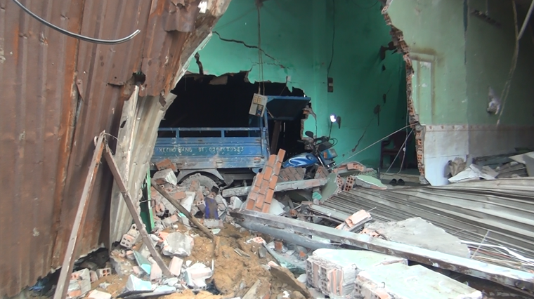 Vụ tai nạn xảy ra khi trong các căn nhà nói trên có hàng chục người đang say ngủ. Tuy nhiên, rất may mắn là tất cả đều ngủ phía sau nhà nên không ai thương vong vì tai nạn.