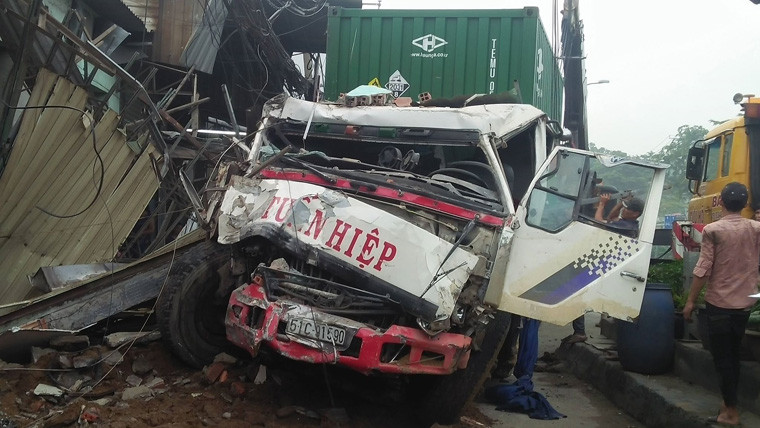 Khi đến điểm mở dải phân cách gần chân cầu Bà Lát, thuộc xã Phạm Văn Hai, huyện Bình Chánh thì lao lên vỉa hè tông hàng loạt 6 nhà dân bên đường. Trong đó có 4 nhà dân hư hỏng nặng, đổ sập cửa, thủng tường gạch.