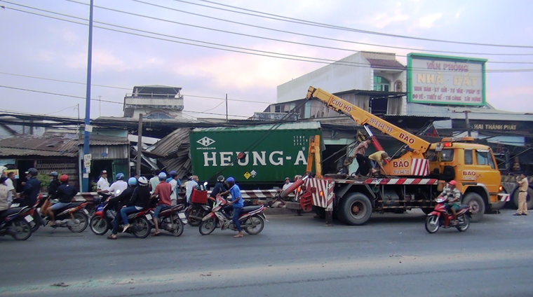 Sáng nay (13/10), lực lượng Công an, cứu hộ huyện Bình Chánh, TP HCM vẫn đang phong tỏa hiện trường, giải tỏa sự cố tai nạn xe đầu kéo container lao vào 6 nhà dân trên đường Trần Văn Giàu.