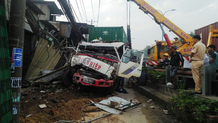Ngay khi nhận tin báo công an huyện Bình Chánh có mặt xử lý hiện trường và điều 2 xe cẩu đến tiến hành di dời phương tiện. Bước đầu nguyên nhân khiến xe container tông 6 nhà dân vì tránh người đi bộ sang đường.