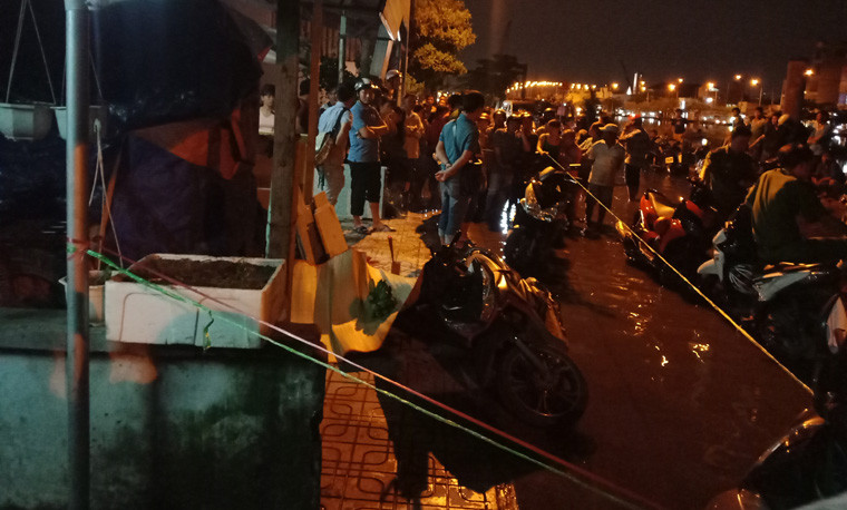 Thông tin ban đầu, chập tối 12/10, người dân tại khu vực nói trên nhìn thấy nam thanh niên điều khiển xe máy BS: 59L2 – 443.33 bị hai đối tượng đi trên một chiếc xe máy khác dùng hung khí đuổi theo.