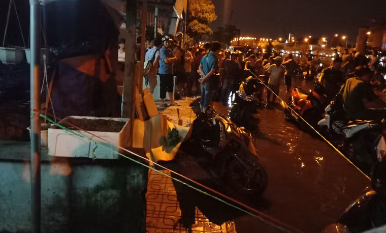 Thông tin ban đầu, chập tối 12/10, người dân tại khu vực nói trên nhìn thấy nam thanh niên điều khiển xe máy BS: 59L2 – 443.33 bị hai đối tượng đi trên một chiếc xe máy khác dùng hung khí đuổi theo.