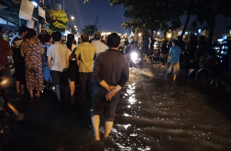 Dù vậy, gần cả trăm người dân hiếu kỳ vẫn lội bì bõm trong dòng nước để xem cơ quan công an khám nghiệm hiện trường vụ án mạng. 