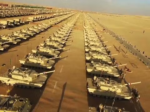 Kết quả trong cuộc chiến Vùng Vịnh lần thứ nhất như một màn quảng cáo vĩ đại, đã làm tăng đáng kể doanh số của xe tăng M1, và xe tăng T72 của Liên Xô/ Nga đã trở nên ít phổ biến hơn. Ai Cập, một quốc gia có truyền thống sử dụng vũ khí do Liên Xô sản xuất ở Trung Đông, đã mua hàng trăm xe tăng M1A2 và Qatar, Ả Rập Xê Út và các quốc gia khác cũng vội vã đặt hàng tỷ USD mua loại xe tăng này. Ảnh: Xe tăng M1A2 của Ai Cập.