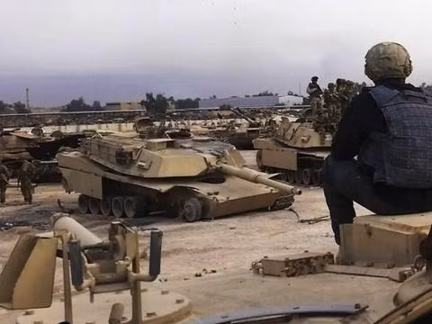 Bức ảnh về nghĩa địa xe tăng M1A1 Abram khổng lồ tại Iraq, chỉ riêng trong bức ảnh đã thấy xác 12 chiếc M1A1 bị phá hủy theo nhiều cách khác nhau; một số chiếc trúng đạn chống tăng, trúng mìn, thậm chí một số xe còn bị bay cả tháp pháo. Ảnh: Nghĩa địa xe tăng M1 của Iraq.