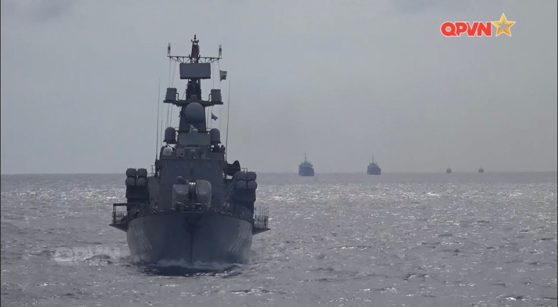 Trong đó, năng lực đặc biệt mạnh mẽ nhất là các tàu 12418 Molniya. Đây là tàu được ta nhập khẩu từ Nga và sau đó được phía bạn chuyển giao công nghệ để tự đóng mới trong nước. Vũ trang tàu là 4 cụm bệ phóng KT-184 đặt song song hai bên thân tàu trang bị 16 ống tên lửa Kh-35E, mỗi quả Kh-35E theo lý thuyết có thể đánh chìm một tàu có trọng tải đến 5.000 tấn (gấp 10 Molniya), 2 hệ thống pháo cao tốc AK-630 cho nhiệm vụ phòng không và 1 pháo hạm AK-176. Ảnh: Tàu Molniya hộ tống biên đội tàu đổ bộ - Nguồn: Truyền hình QPVN.