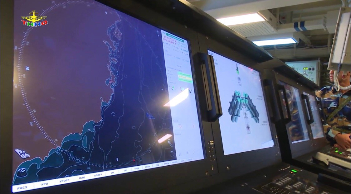Về hệ thống tác chiến điện tử, Molniya được lắp đặt một radar tìm kiếm và phát hiện mục tiêu trên không - trên biển Pozitiv-ME tương tự với Gepard 3.9, một radar dẫn bắn tên lửa Garpun-Bal, một radar điều khiển hỏa lực pháo MR-123 và các hệ thống đối kháng gây nhiễu điện tử MP-405R, MP-407E. Ảnh: Buồng điều khiển tên lửa Kh-35E trên tàu Gepard 3.9 - Nguồn: Truyền hình Hải quân.