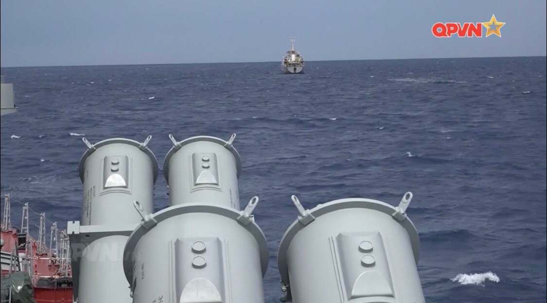 Hiện nay, đang có 6 chiếc Molniya được biên chế cho Vùng 2 Hải quân và 2 chiếc còn lại biên chế cho Vùng 4, các tàu này có nhiệm vụ sẵn sàng chiến đấu, bảo vệ khu vực biển được phân công, sẵn sàng xuất phát nhanh khi có lệnh, đảm bảo tính năng tác chiến cao. Các bệ phóng KT-184 có đặc tính là có thể thay thế, lắp đặt một cách nhanh chóng, một cụm sẵn 4 ống phóng kiêm ống bảo quản tên lửa của tàu có thể được cẩu thẳng vào vị trí và xuất phát. Ảnh: Cận cảnh các bệ phóng KT-184 trên tàu Molniya - Nguồn: Truyền hình QPVN.