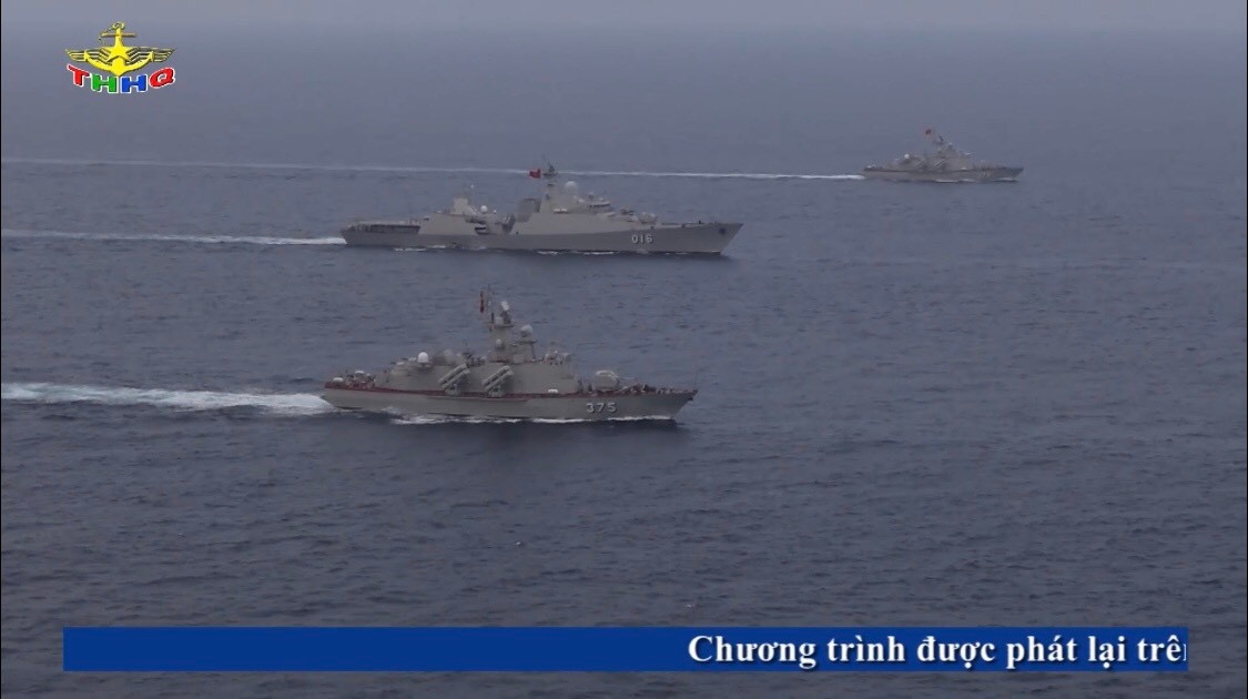 Cùng với đó là các đề án sản xuất tên lửa chống hạm đang có những bước chuyển biến cực kỳ tích cực, hứa hẹn về một tương lai chúng ta sẽ tự đóng mới và làm chủ những chiến hạm hiện đại, có năng lực và tải trọng lớn hơn, đáp ứng tốt hơn nữa yêu cầu bảo vệ chủ quyền thiêng liêng trên biển của Tổ quốc. Ảnh: Biên đội tàu tên lửa hỗn hợp tác chiến - Nguồn: Truyền hình Hải quân.