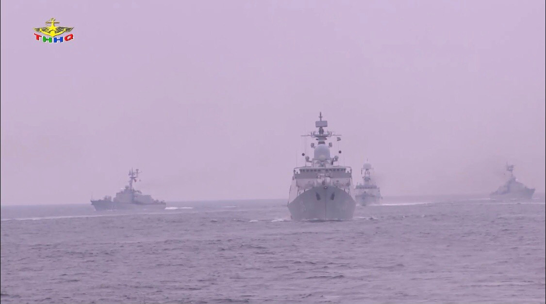 Như vậy, việc phối hợp tác chiến giữa đội hình tàu tên lửa tấn công nhanh và tàu hộ vệ tên lửa giúp cho khả năng tấn công mục tiêu của biên đội là vô cùng mạnh mẽ. Đây là một hướng đi, một bước đầu tư vô cùng hiệu quả và có tính chiến đấu tốt, đồng thời vũ khí trang bị của các tàu hệ khác nhau có độ tương đồng khá cao, đảm bảo đáp ứng hậu cần tốt. Ảnh: Biên đội tàu tên lửa tấn công nhanh phối hợp với tàu hộ vệ tên lửa - Nguồn: Truyền hình Hải quân.