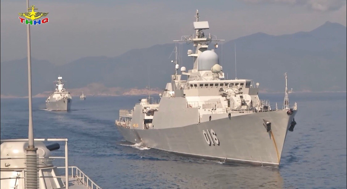 Các tàu Gepard 3.9 bên cạnh là các tàu có năng lực chống hạm, chống ngầm và phòng không toàn diện, mạnh nhất của Hải quân Việt Nam hiện nay, nó còn là tàu chiến có lượng giãn nước lớn nhất, xấp xỉ 2.000 tấn. Tàu có thể tác chiến biển xa, đi biển dài ngày. Ảnh: Biên đội Gepard 3.9 di chuyển gần - Nguồn: Truyền hình Hải quân.
