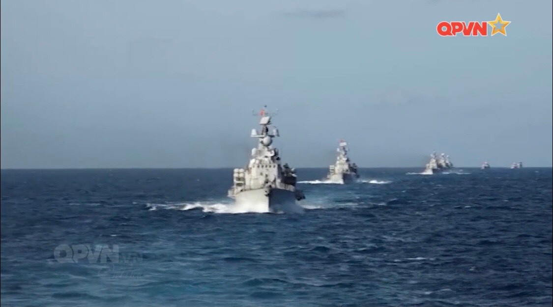 Ngoài Gepard 3.9, Việt Nam hiện nay cũng đang sở hữu một đội tàu tên lửa tấn công nhanh cực kỳ hùng hậu với 8 chiếc thuộc đề án 12418 Molniya, 4 chiếc đề án 1241RE, 1 chiếc thuộc đề án BPS-500. Đây là các tàu có trọng tải nhỏ, khoảng 500 tấn nhưng lại được vũ trang các loại tên lửa chống hạm mạnh mẽ như Kh-35E hay P-20M với tầm bắn từ 80-130km và có thể độc lập tác chiến. Ảnh: Biên đội tàu tên lửa tấn công nhanh 12418 Molniya của Hải quân Việt Nam - Nguồn: Truyền hình QPVN.
