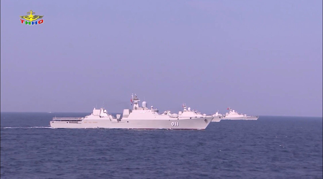 Vũ khí mạnh nhất của Gepard 3.9 là 2 bệ phóng KT-184 chứa 8 quả tên lửa chống hạm cận âm Kh-35E với tầm bắn 130km, một pháo hạm AK-176 cỡ nòng 76mm, 1 hệ thống phòng thủ tầm gần CIWS Palma-SU, 2 pháo cao tốc AK-630 cỡ nòng 30mm, ở cặp tàu thứ hai còn được trang bị thêm 2x2 ống phóng ngư lôi hạng nặng cỡ 533mm. Ngoài ra, tàu còn có sàn đáp và hangar nửa kín nửa hở cho phép tiếp nhận loại trực thăng săn ngầm Ka-28 phối thuộc trong các nhiệm vụ tác chiến biển xa, dài ngày. Ảnh: Biên đội tàu hộ vệ Gepard dàn hàng sẵn sàng công kích - Nguồn: Truyền hình Hải quân.