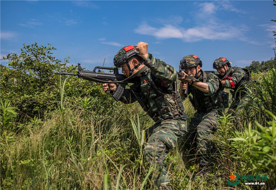 Rừng rậm là một môi trường tác chiến đặc biệt khó khăn, nhiều cây cỏ dễ ẩn nấp, người lính dễ gặp phải những ổ phục kích của đối phương. Từ đó đòi hỏi người chiến đấu viên đặc nhiệm cần có một kỹ năng cao, nghe tốt và quan sát nhạy bén. Ảnh: Đặc nhiệm Vũ cảnh di chuyển theo đội hình. Nguồn: Sina