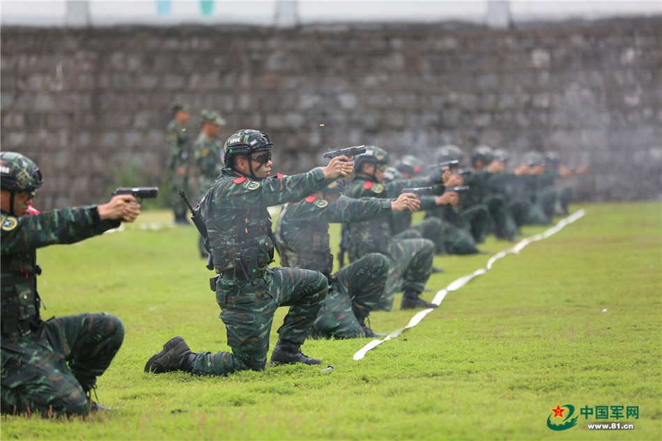 Ngoài việc tác chiến trong nhiều môi trường và điều kiện thời tiết khác nhau, những lính đặc nhiệm Vũ cảnh cũng phải có kỹ năng sử dụng thuần thục nhiều loại vũ khí khác nhau để phù hợp với từng nhiệm vụ đặc thù. Ảnh: Đặc nhiệm bắn súng ngắn trong tư thế quỳ. Nguồn: Sina.