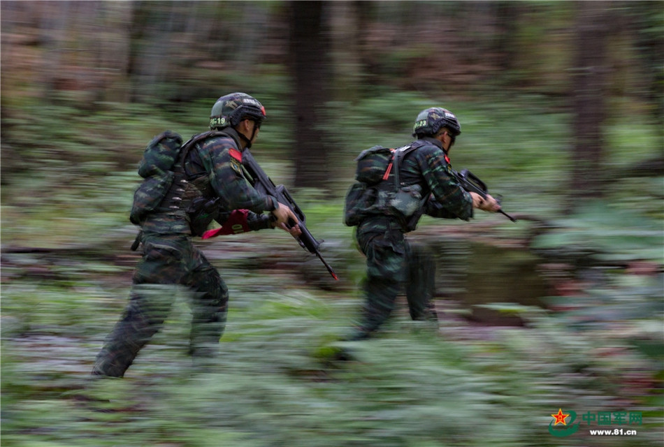 Những binh sĩ này sẽ phải hành quân 200km, huấn luyện chống khủng bộ trong điều kiện núi rừng hiểm trở, nhà cao tầng hay điều kiện sông nước. Ảnh: Binh sĩ Vũ cảnh huấn luyện trong rừng sâu. Nguồn: Sina.