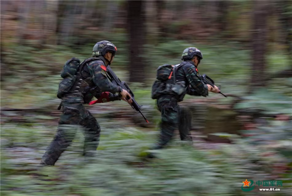 Những binh sĩ này sẽ phải hành quân 200km, huấn luyện chống khủng bộ trong điều kiện núi rừng hiểm trở, nhà cao tầng hay điều kiện sông nước. Ảnh: Binh sĩ Vũ cảnh huấn luyện trong rừng sâu. Nguồn: Sina.