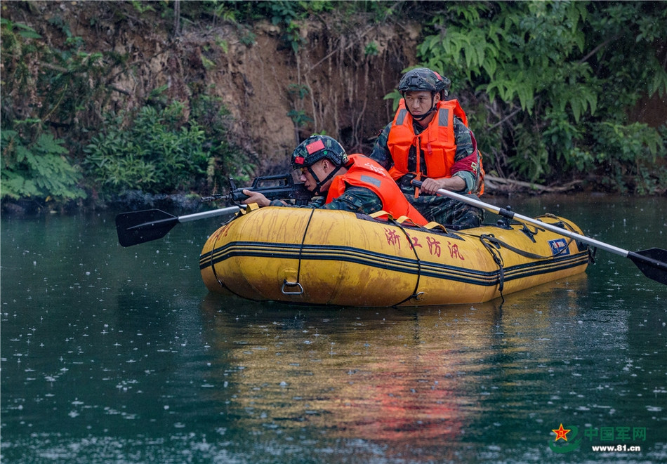 Đây được coi là tuần huấn luyện đặc biệt của các binh sĩ. Trong 7 ngày 6 đêm, chiến đấu viên đặc nhiệm đã phải huấn luyện liên tục không dưới 18 giờ một ngày. Ảnh: Binh sĩ Vũ cảnh thực hành tác chiến trên điều kiện sông nước. Nguồn: Sina