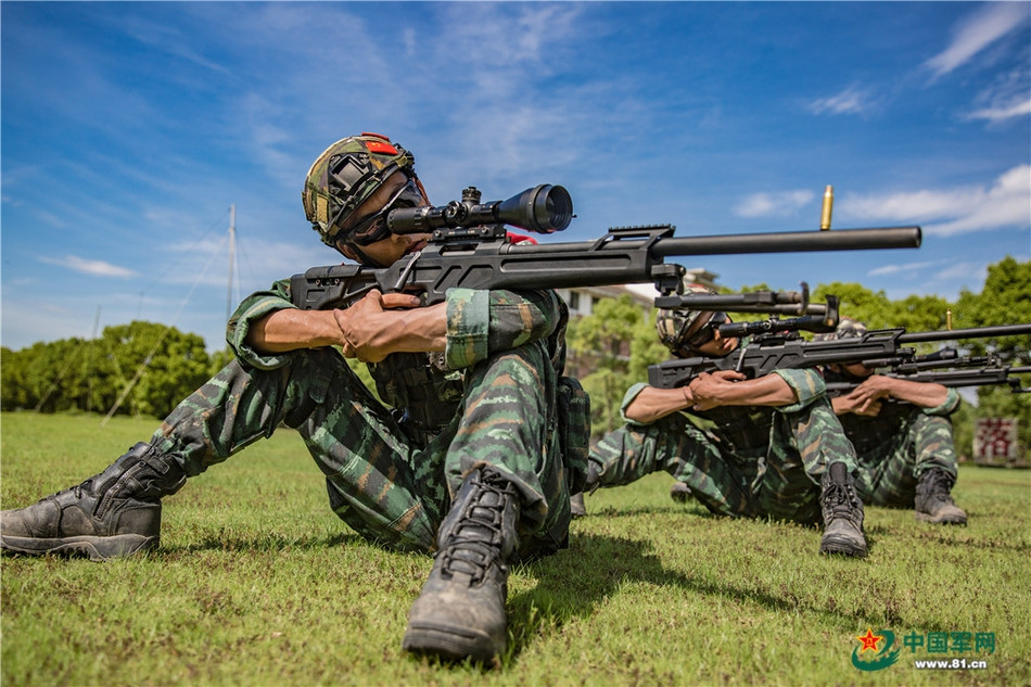 Với súng bắn tỉa, người lính cần phải thành thục một kỹ năng cực kỳ đặc biệt là ngồi bắn. Kỹ năng này đòi hỏi binh sĩ phải có một cơ thể chắc chắn để đỡ súng tốt và biết kiểm soát hơi thở và việc đặt súng trên tay sẽ không vững như đặt súng dưới đất. Ảnh: Vũ cảnh thực hành bắn súng CS/LR-4. Nguồn: Sina