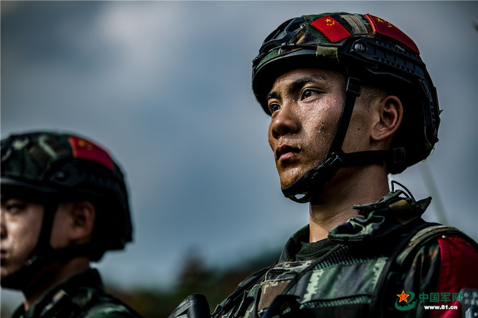 Có thể thấy, điều kiện chiến đấu và huấn luyện khắc nghiệt càng tôi luyện thêm bản lĩnh và kỹ năng tác chiến cho những người lính đặc nhiệm Vũ cảnh. Cùng với sự quan tâm của cấp trên, trang bị cá nhân đồng bộ và hiện đại, vũ khí tối tân cùng kinh nghiệm chiến đấu phong phú, đây đích thị là một lực lượng vô cùng đáng gờm của các lực lượng vũ trang Trung Quốc. Ảnh: Chiến sĩ sau buổi huấn luyện. Nguồn: Sina. Video Trung - Ấn giãn quân sau đụng độ biên giới, châu Á căng thẳng - Nguồn: VTC NOW