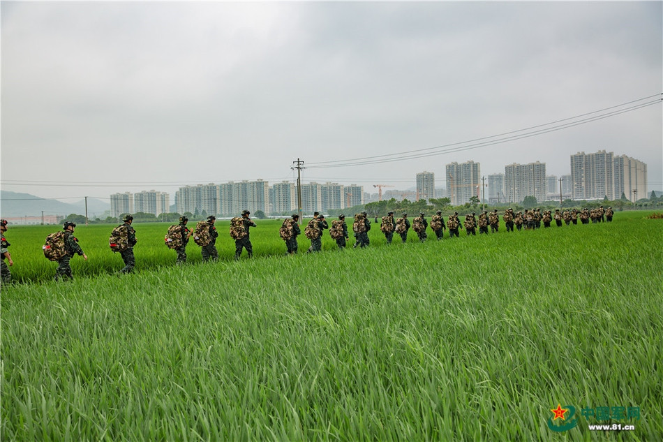 Nhằm nâng cao khả năng tác chiến của chiến sĩ, vào giữa tháng 6 vừa qua, Đội cảnh sát vũ trang thành phố Ninh Ba tỉnh Chiết Giang của Trung Quốc đã có buổi huấn luyện dã ngoại thực tế, theo sát các yêu cầu của hoạt động chống khủng bố và cường độ cao. Ảnh: Binh sĩ Vũ cảnh Trung Quốc huấn luyện dã ngoại. Nguồn: Sina.