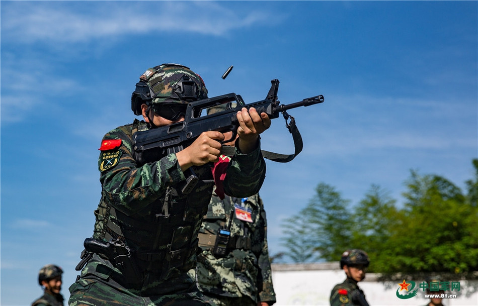 Đặc biệt, người lính phải tác xạ thuần thục với loại vũ khí chính của mình là súng trường tấn công Type-95. Đây cũng là súng biên chế chính thức chủ lực của quân đội Trung Quốc, nhưng sắp tới nó sẽ dần được thay thế bởi đàn em Type-19 vừa được ra mắt cách đây không lâu trong cuộc duyệt binh kỉ niệm 70 ngày thành lập nước CHND Trung Hoa. Ảnh: Binh sĩ tác xạ súng Type-95. Nguồn: Sina.