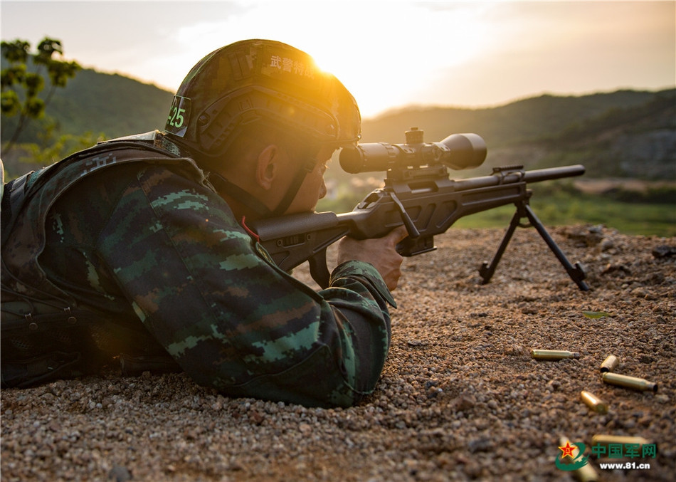 Và cũng phải thực hiện trong những điều kiện thời tiết khác nhau bất kể sáng chiều, ngày đêm hay sức gió cản trở. Ảnh: Binh sĩ thực hiện bài bắn trong chiều hoàng hôn. Nguồn: Sina.