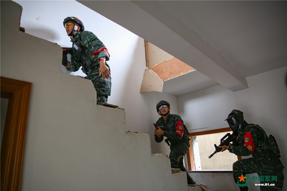 Những binh sĩ sẽ được huấn luyện với đa dạng địa hình, điều kiện thời tiết, cũng như sử dụng nhiều chủng loại vũ khí. Ảnh: Binh sĩ Vũ cảnh Trung Quốc thực hành công kích nhà cao tầng. Nguồn: Sina.