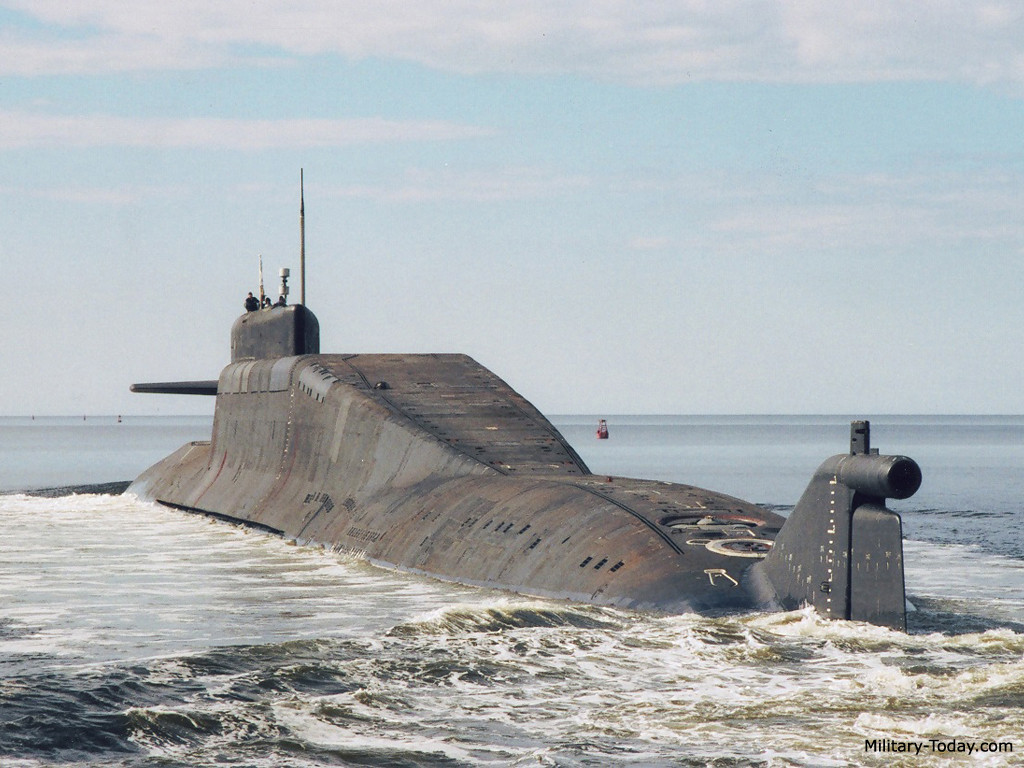 Chúng có lượng giãn nước toàn tải khi lặn 18.200 tấn, dài 166m tốc độ 24 hải lý/h khi lặn với 2 lò phản ứng hạt nhân, có thể hoạt động đến 80 ngày trên biển. Tàu ngầm có cái lưng gù đặc trưng và dễ nhận biết, tất nhiên trong cái lưng gù khổng lồ đó là nơi đặt hệ thống vũ khí chiến lược hủy diệt thế giới.