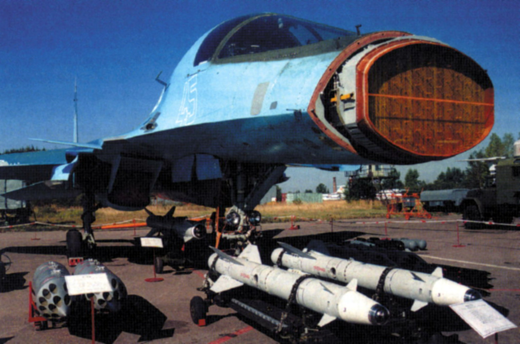 Máy bay ném bom Su-34 hiện đang sử dụng radar Sh-141 hoạt động theo nguyên lý thụ động để phát hiện mục tiêu mặt đất; mặc dù được quảng cáo là hỗ trợ theo dõi đồng thời tới 10 mục tiêu và diệt cùng lúc 4 trong số đó, nhưng thực tế, độ phân biệt của radar rất kém, không phân biệt chính xác mục tiêu. Ảnh: Radar Sh-141 của Su-34. Nguồn Sputnik.