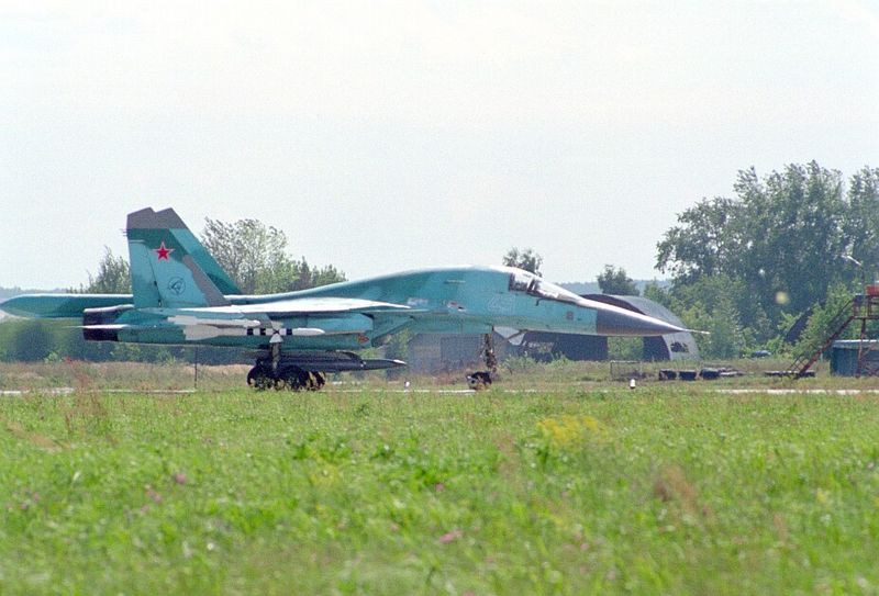 Su-34 là một biến thể 2 chỗ ngồi của dòng chiến đấu cơ Su-27, được phát triển từ đầu những năm 1980, để thay thế cho cường kích bom Su-24, dùng cho nhiệm vụ tiến công mặt đất; mẫu bay thử lần đầu tiên diễn ra vào ngày 13/4/1990, trước khi Liên Xô sụp đổ không lâu. Ảnh: Máy bay Su-34. Nguồn Wikipedia.
