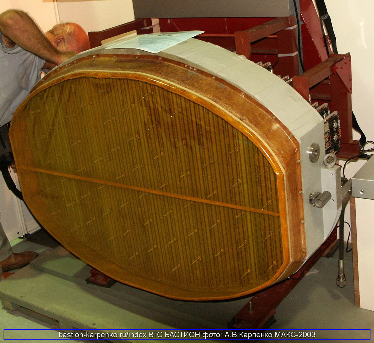 Việc Su-34 không được trang bị radar mảng pha quét điện tử chủ động (AESA), khiến nó thất thế trong cuộc đối đầu với ngay cả tiêm kích thế hệ 4 chứ chưa nói tới chiến đấu cơ tàng hình. Ảnh: Radar của Su-34. Nguồn Sputnik.