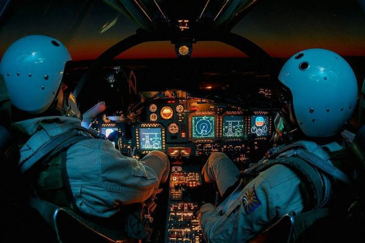 Đồng thời việc sử dụng Su-34 trong vai trò tiêm kích là rất khó khăn, do kích thước lớn, trọng lượng nặng nề, mức độ cơ động chỉ ở mức trung bình và tầm nhìn kém của phi công, do bố trí chỗ ngồi song song đã được chỉ ra. Ảnh: Buồng lái máy bay Su-34. Nguồn Sputnik.