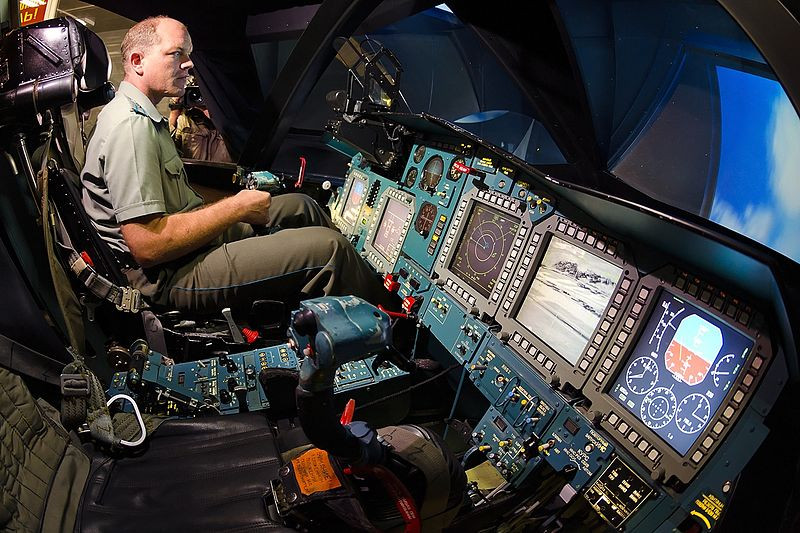 Đồng thời, trong không chiến, Su-34 chỉ có thể xác định máy bay chiến đấu địch trong cự li tối đa 90 km và phóng tên lửa ở khoảng cách 60 km. Cùng với đó là hệ thống quan sát quang học Platan có góc nhìn rất hạn chế, khác xa với chất lượng hình ảnh so với sản phẩm của phương Tây. Ảnh: Buồng lái máy bay Su-34. Nguồn Sputnik.