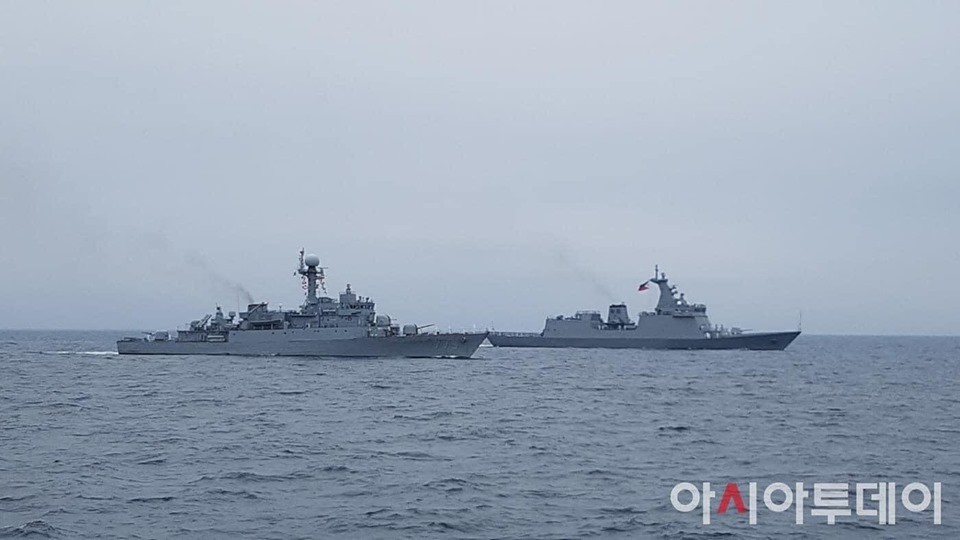 Chưa dừng lại ở đó, Phillipine đã cực kỳ nóng vội khi tàu BRP Jose Rizal (FF-150) hạ thủy ngày 23/5/2019 chưa được thử nghiệm vũ khí đã phải giao hàng. Theo Phó đô đốc hải quân Philippines - ông Giovanni Bacordo thì ngày 18/5/2020 vừa qua, tàu BRP Jose Rizal (FF-150) đã rời Ulsan, Hàn Quốc và dự kiến sẽ đến vịnh Subic của Philippines vào ngày 23/5 tới đây. Ảnh: Khinh hạm Philippines trên đường ra khỏi vùng biển Hàn Quốc (phải), bên trái là tàu hộ vệ ROKS Seongnam (PCC-775) lớp Pohang Flight IV của hải quân Hàn Quốc đang hộ tống tàu nước bạn.