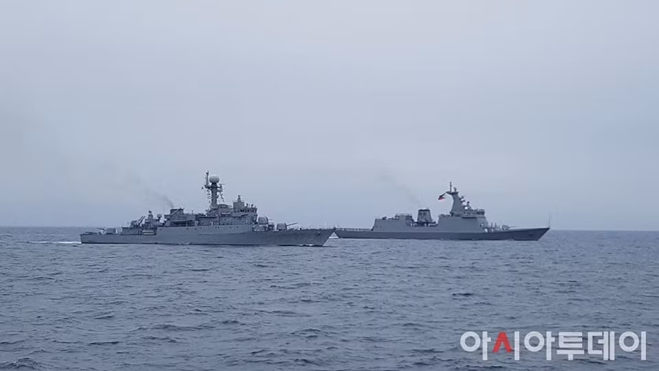 Chưa dừng lại ở đó, Phillipine đã cực kỳ nóng vội khi tàu BRP Jose Rizal (FF-150) hạ thủy ngày 23/5/2019 chưa được thử nghiệm vũ khí đã phải giao hàng. Theo Phó đô đốc hải quân Philippines - ông Giovanni Bacordo thì ngày 18/5/2020 vừa qua, tàu BRP Jose Rizal (FF-150) đã rời Ulsan, Hàn Quốc và dự kiến sẽ đến vịnh Subic của Philippines vào ngày 23/5 tới đây. Ảnh: Khinh hạm Philippines trên đường ra khỏi vùng biển Hàn Quốc (phải), bên trái là tàu hộ vệ ROKS Seongnam (PCC-775) lớp Pohang Flight IV của hải quân Hàn Quốc đang hộ tống tàu nước bạn.