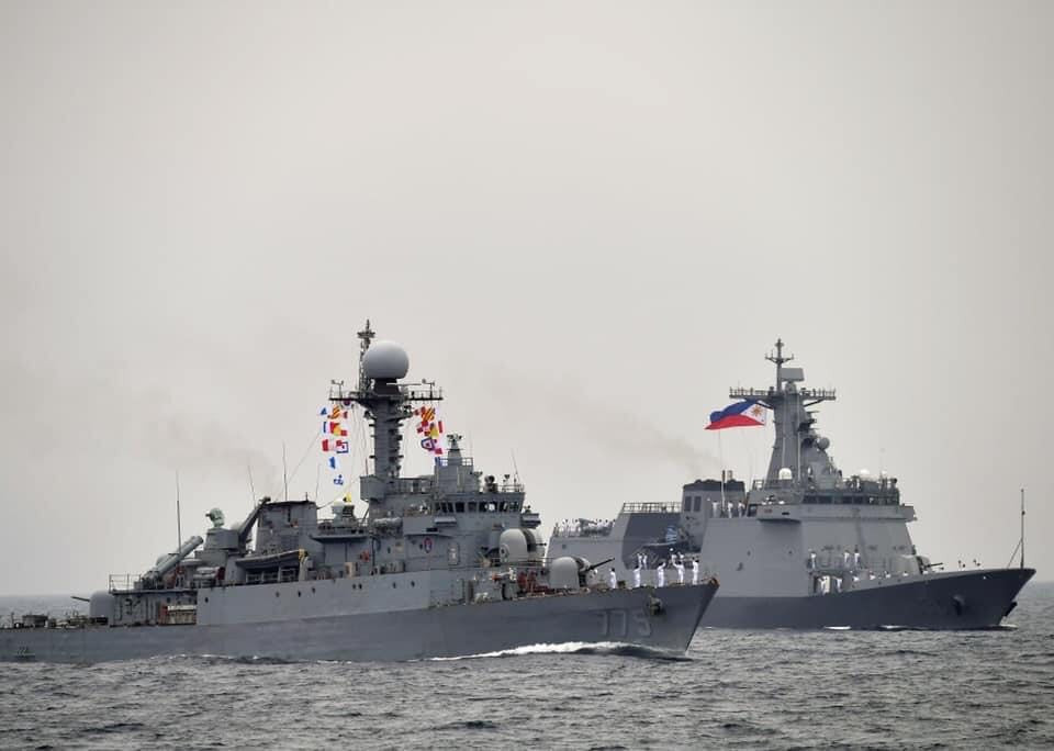 Một điều đặc biệt là kể từ ngày bắt đầu khởi đóng chiếc khinh hạm đầu tiên cho đến khi nó được hạ thủy, Hàn Quốc chỉ mất hơn một năm để hoàn thành một chiếc khinh hạm gần 3.000 tấn, cho thấy rằng nền công nghiệp đóng tàu của Hàn Quốc vô cùng phát triển.