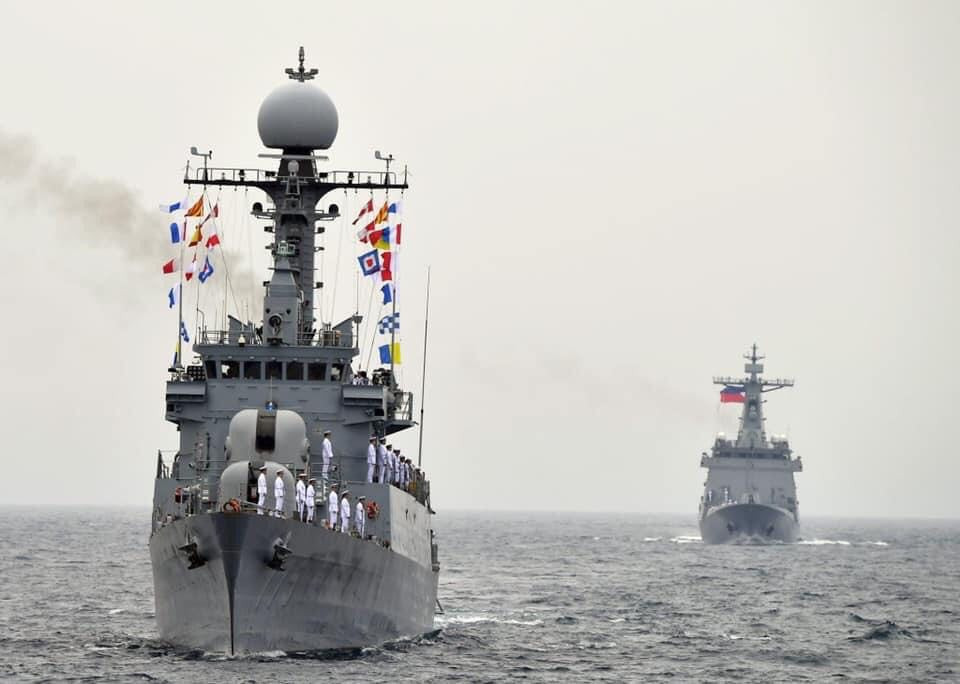 Việc chưa thực hiện các quá trình thử nghiệm vũ khí đã vội giao hàng rất bất cập bởi khi tàu đưa vào sử dụng, nếu gặp trục trặc gì trong việc tương thích vũ khí hay các hệ thống có vấn đề thì tàu sẽ một lần nữa phải quay lại Hàn Quốc để sửa chữa. Ảnh: Tàu hộ vệ Hàn Quốc tiễn khinh hạm Philippines về nước.