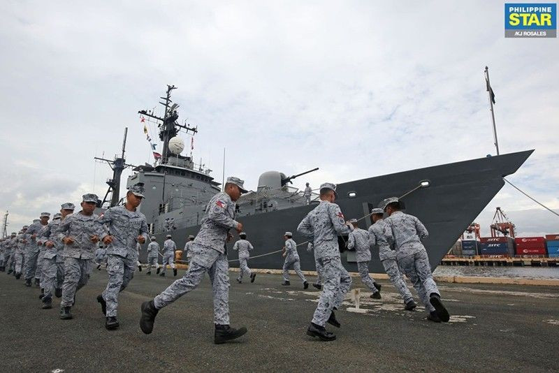 Philippines là một quốc gia nằm ở Đông Nam Á có lợi ích trực tiếp rất lớn đối với Biển Đông, đất nước này sở hữu đến 7.641 hòn đảo với lãnh hải rộng lớn, bao trùm hoàn toàn bởi biển cả mà người Philippines vẫn gọi là biển đông Philippines và biển tây Philippines (tức Biển Đông).