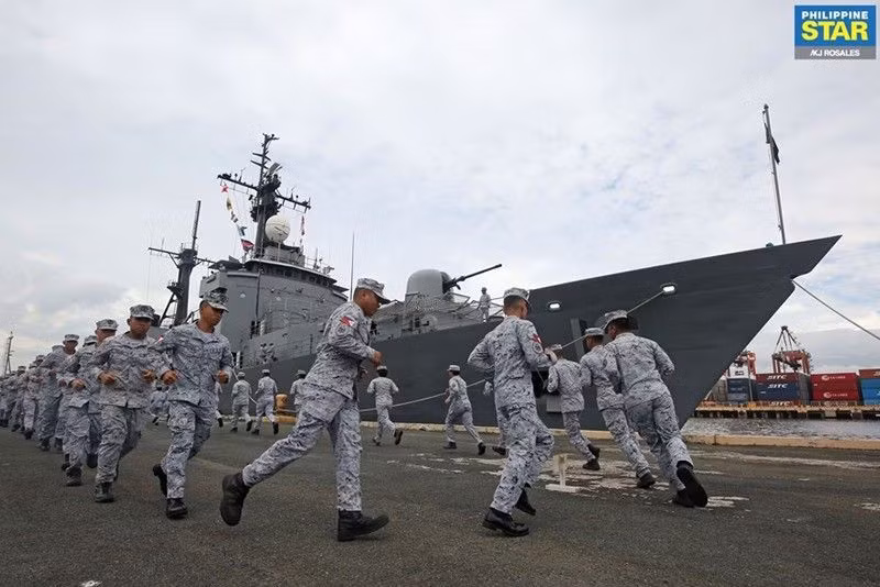 Philippines là một quốc gia nằm ở Đông Nam Á có lợi ích trực tiếp rất lớn đối với Biển Đông, đất nước này sở hữu đến 7.641 hòn đảo với lãnh hải rộng lớn, bao trùm hoàn toàn bởi biển cả mà người Philippines vẫn gọi là biển đông Philippines và biển tây Philippines (tức Biển Đông).