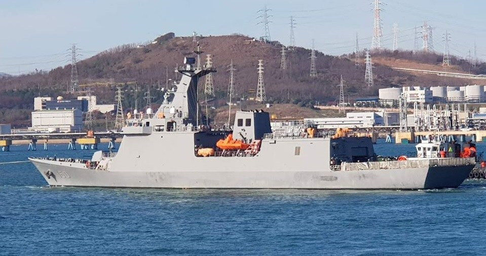 Nhận thấy sự tụt lại của mình trong khi những nước cạnh tranh quyền lợi trực tiếp trên Biển Đông với Philippines như Trung Quốc, Việt Nam, Indonesia,… liên tục đầu tư mạnh mẽ cho hải quân, nước này đã quyết định ký hợp đồng đặt mua 2 khinh hạm lớp HDF-2600 từ Hàn Quốc nhằm gia tăng sức mạnh hải quân. Ảnh: Tàu BRP Jose Rizal (FF-150) lớp HDF-2600 của hải quân Philippines vừa được hạ thủy.