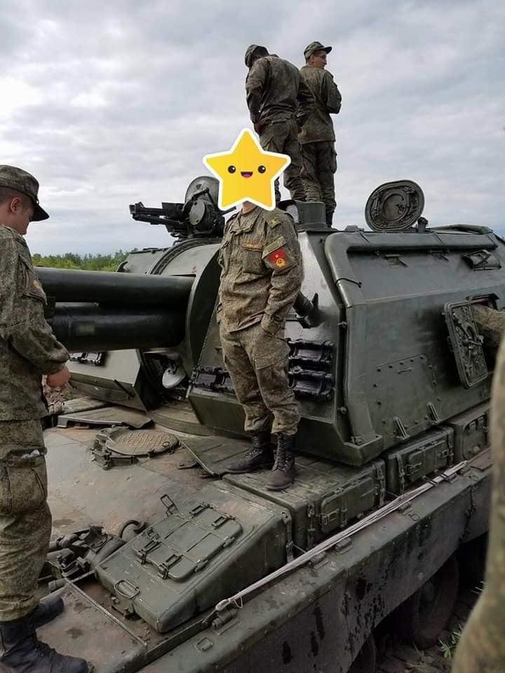 Việc được tiếp cận, thực hành thao tác với những loại pháo mới mà Việt Nam chưa có trong biên chế là cơ hội rất tốt để nâng cao trình độ hiểu biết cũng như khả năng vận hành của chiến sĩ, để khi tốt nghiệp ra trường, quay về nước có những đóng góp tích cực hơn cho quân đội nước nhà. Ảnh: Một học viên Việt Nam chụp ảnh lưu niệm cùng pháo tự hành Mtsa-S, trên vai là Patch của quân đội nhân dân Việt Nam.